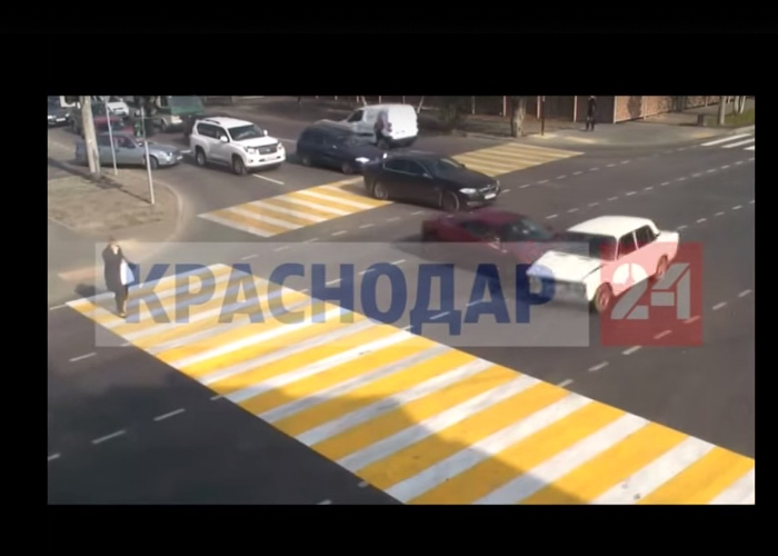 “حوادث روسيا” سائق سيارة لادا يقطع الإشارة الحمراء ليصطدم بسيارة فيراري 458