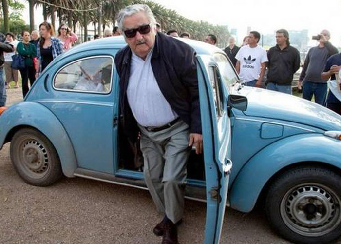 "فيديو" رجل اعمال عربي يعرض مليون دولار مقابل شراء سيارة أفقر رئيس في العالم 7