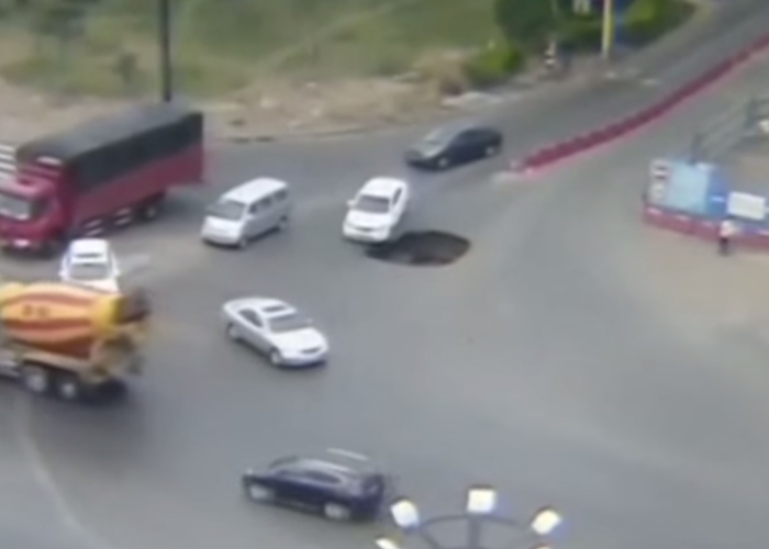 “فيديو” شاهد لحظة سقوط سيارة في حفرة على الطريق في الصين