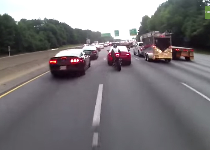 "فيديو" شاهد سائق دراجة متهور يتعرض لحادث قوي بسبب تجاوز خاطئ! 3