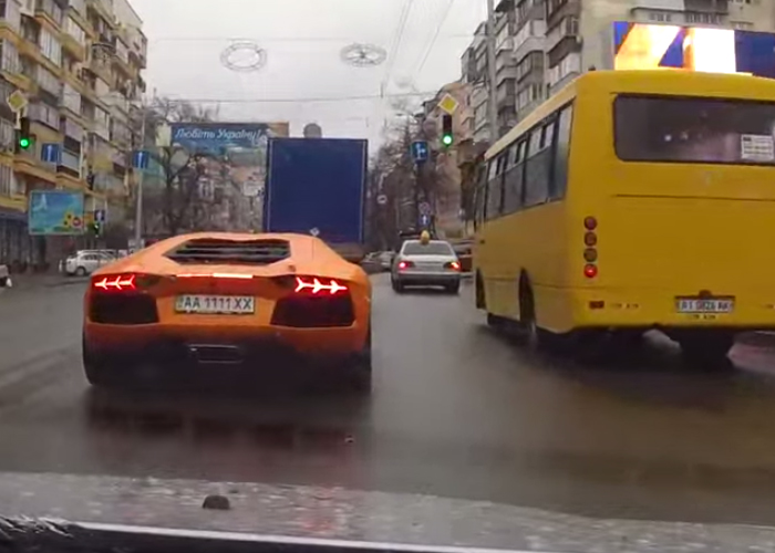 "فيديو" الروسيين يتوجهون لشراء السيارات الفاخرة بعد إنخفاض سعر عملتهم 3