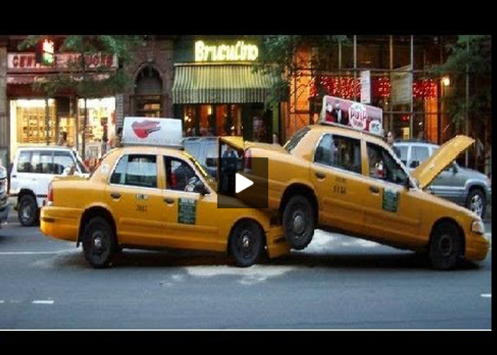 "فيديو" سائق تاكسي متهور يتسبب في اكثر من حادث 3