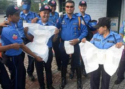“بالصور” الشرطة الفلبينية ترتدي ”الحفاضات” كي لاتغادر مواقعها!