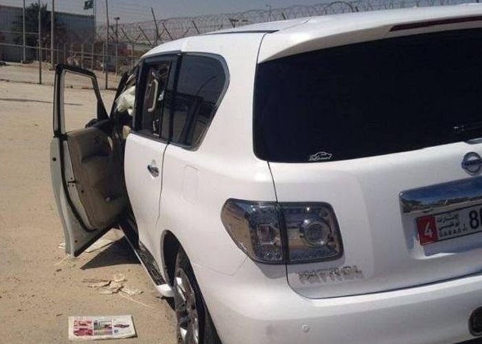 “بالصور” اماراتي يتجاوز مركز تفتيش بجمرك البطحاء فيصطدم بمصدة احدثت تلفيات بسيارته