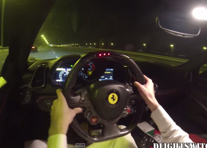 "بالفيديو" سباق وتحدي بين لامبورجيني افنتادور وفيراري 458 ايطاليا على شوارع دولة قطر 1