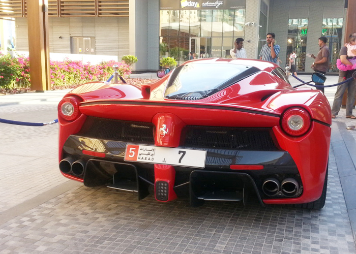 “بالصور” اول فيراري لافيراري يمتلكها اماراتي في الخليج باللون الاحمر Ferrari LaFerrari