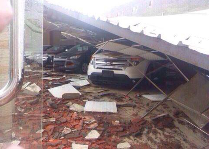 “بالصور” انهيار سقف احد معارض وكالات سيارات فورد في السعودية