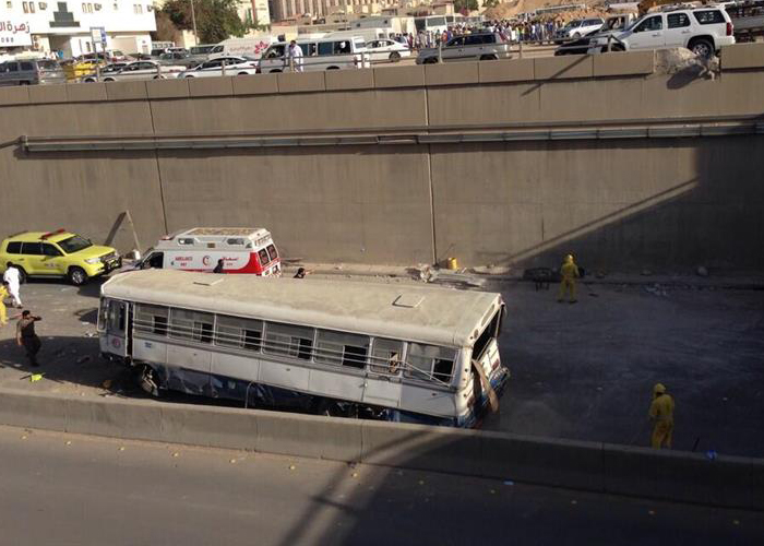 "بالصور" مصرع شخص وإصابة 60 أخرين في سقوط حافلة بتقاطع الملك فهد والإمام محمد بن سعود 2