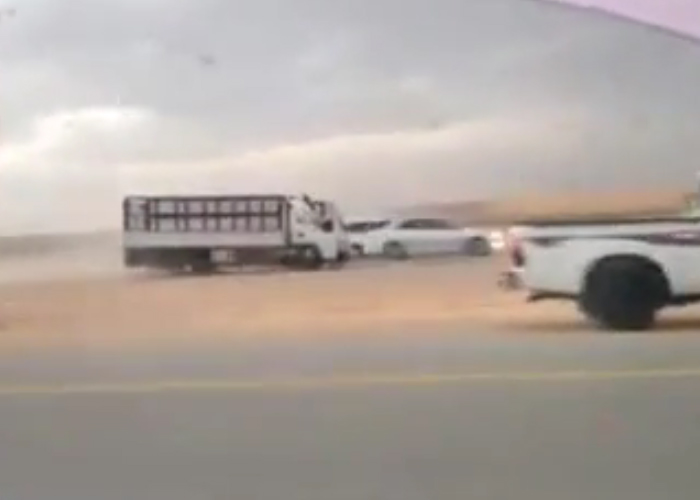“فيديو” شاهد مواطن سعودي يساعد الشرطة السعودية لإيقاف سيارة هاربة