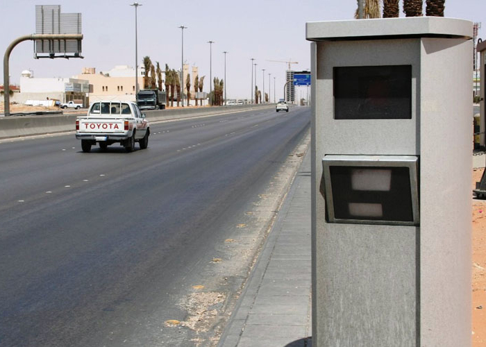 مواطن سعودي يسرق جهاز نظام ساهر المروري ويهرب به!