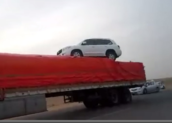 “بالصور” شاهد تويوتا لاندكروزر تقفز من شاحنة نقل بسبب حادث مروري في السعودية