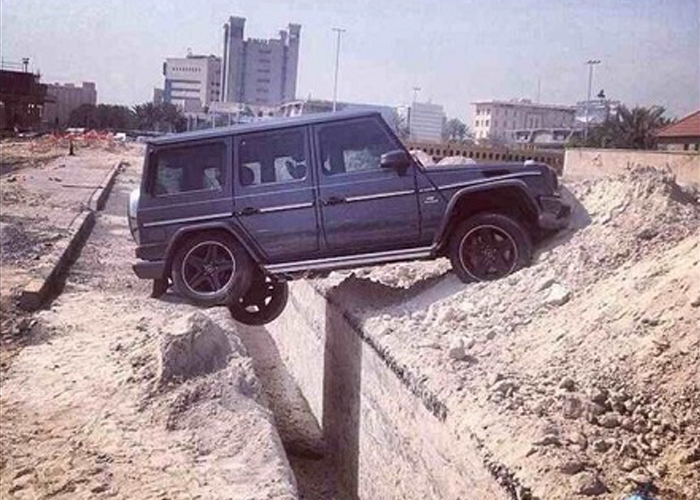 “بالصور” شاهد مرسيدس جي كلاس تتعلق في حفرة في دولة الكويت G-Class