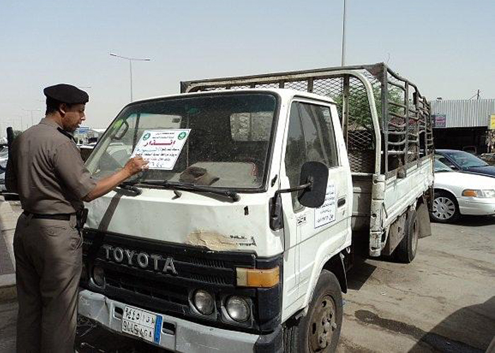 “فيديو” الشرطة السعودية تعطي مهلة 10 أيام لإزلة السيارات التالفة من الشوارع