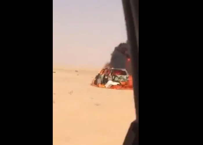 “فيديو” مجهول على طريق الرياض يطلق الرصاص على سيارة تويوتا ويحرقها