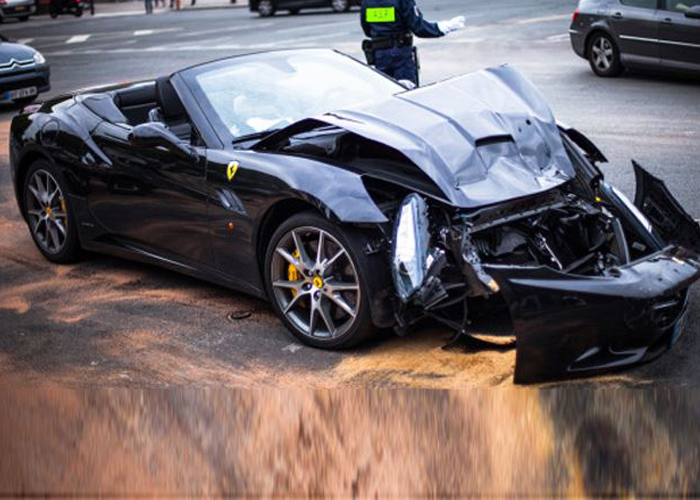 “بالصور” اول حادث مروري لـ”فيراري كاليفورنيا T” الجديدة 2015 في باريس