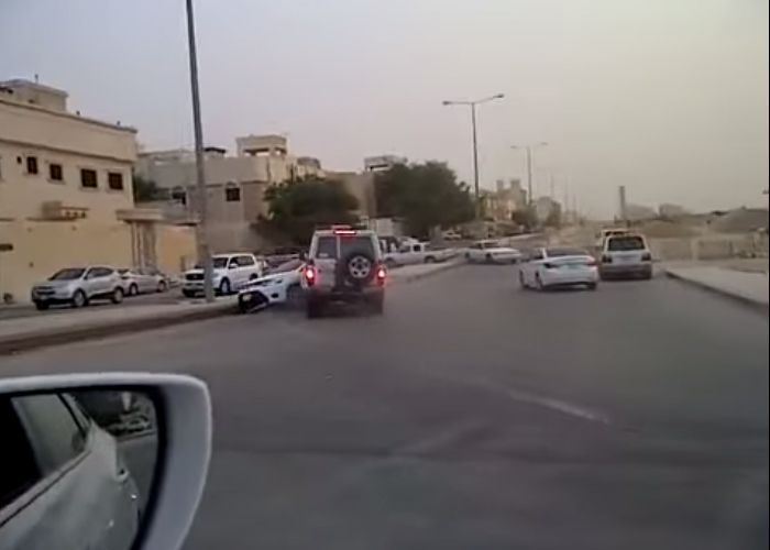 “فيديو” دورية سعودية توقف سيارة مراهقين هاربين بالقوة وبالصدم