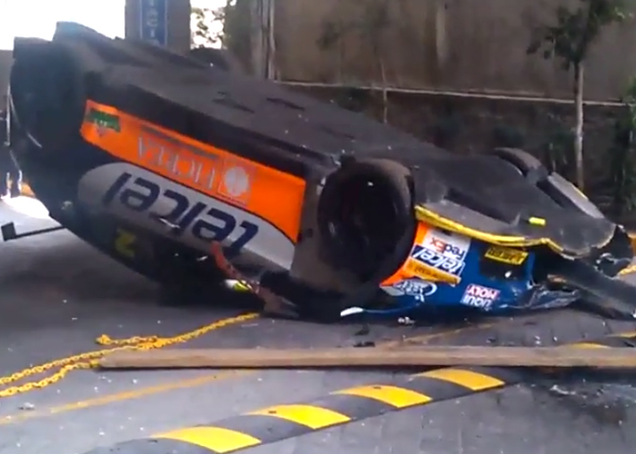 “بالفيديو” سقوط سيارة سيات ليون المخصصة للسباقات من رافعة تحميل!