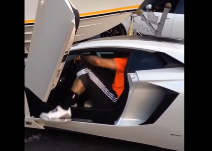 “فيديو” شاهد لاعب كرة سلة شهير يعاني من النزول من سيارته لامبورجيني بسبب طوله