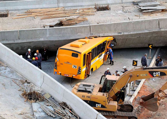 "بالصور" شاهد انهيار جسر في أحد المدن المستضيفة لكأس العالم في البرازيل 4