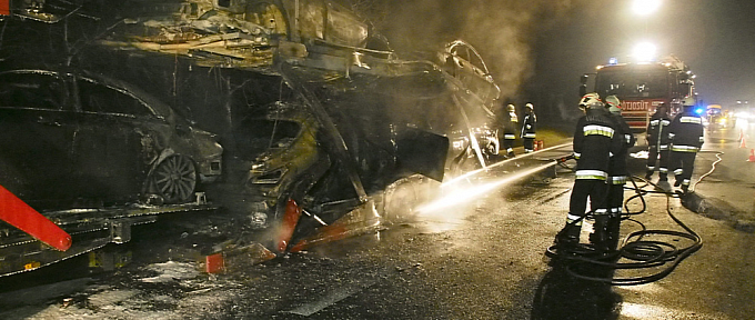 "بالصور" حادث شنيع يتسبب في حرق 6 سيارات مرسيدس بنز CLA بعد انتاجهم بساعات 3